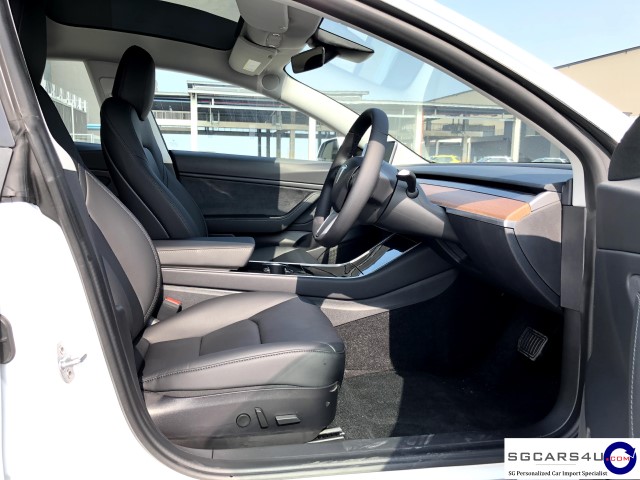 tesla-model-3-seats-driver